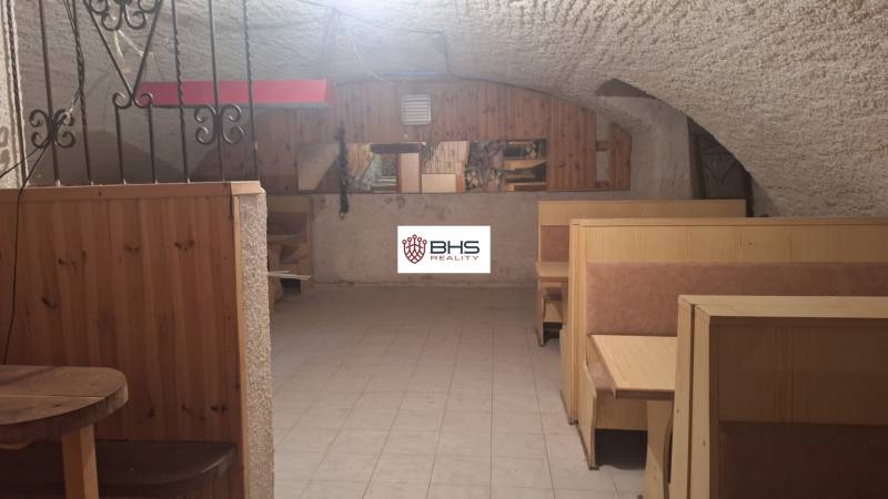 b3 bar.jpg