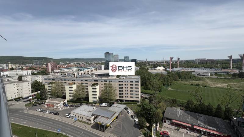 Výhľad na Bratislavu z Bajkalskej, 2-izbový byt, zeleň a športový štadión.