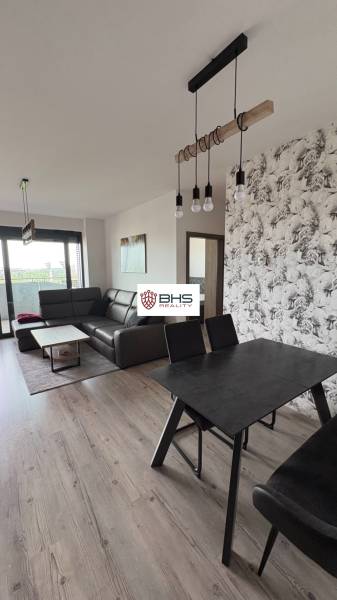 Štýlová obývačka s podlahou s dreveným dekorom v 2-izbovom byte a sedačkou.