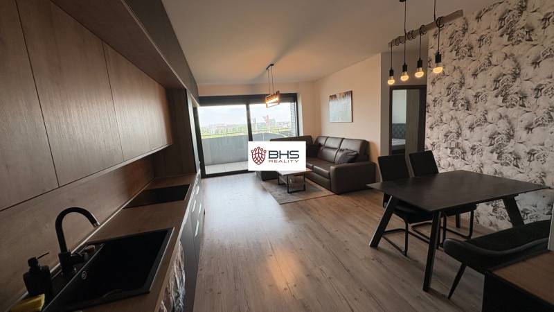 Kuchyňa a obývačka s podlahou s dreveným dekorom v 2-izbovom byte.