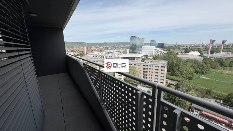 Balkón s výhľadom na Bratislava - Nové Mesto, Bajkalská a zeleň z 2-izbového bytu.