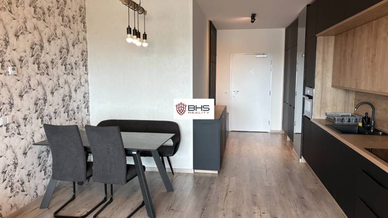 Kuchyňa s jedálenským stolom, podlaha s dreveným dekorom, 2-izbový byt.