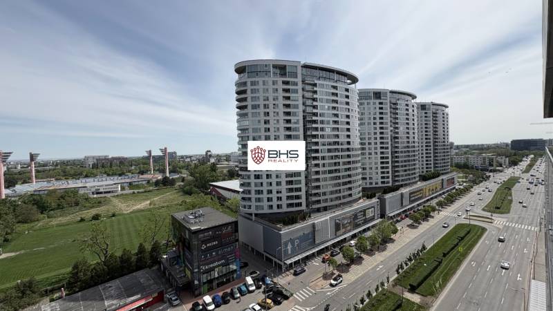 Panoráma Bratislavy - Nového Mesta na Bajkalskej ulici s výškovými budovami a zeleňou.